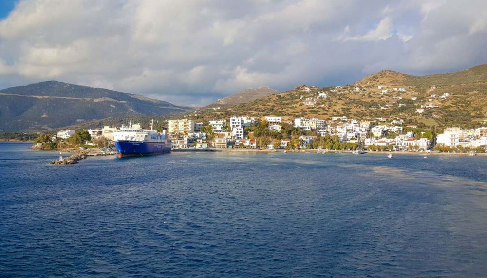 ferry-leaving-lavrio-town-southeastern-part-attica-greece