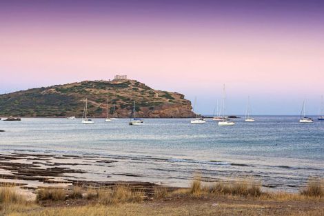 cape-sounio-dusk-view-picturesque-bay-anchored-boats-athens-greece-sounion-site-ruins