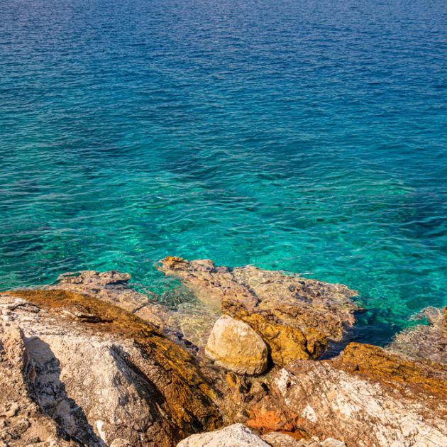 summer-sunny-day-crystal-clear-turquoise-water-rocky-coast-beautiful-aponissos-bay-agistri-island-saronic-gulf-summer