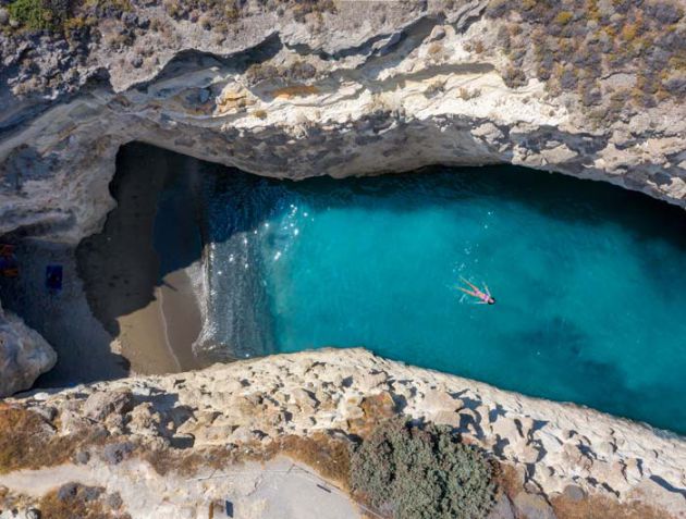 west-cyclades-turquoise-waters-milos